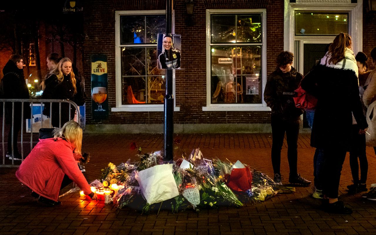 Publiek legt bloemen voor café Pietje Bel in Drachten. Publiek legt bloemen voor café Pietje Bel in Drachten.