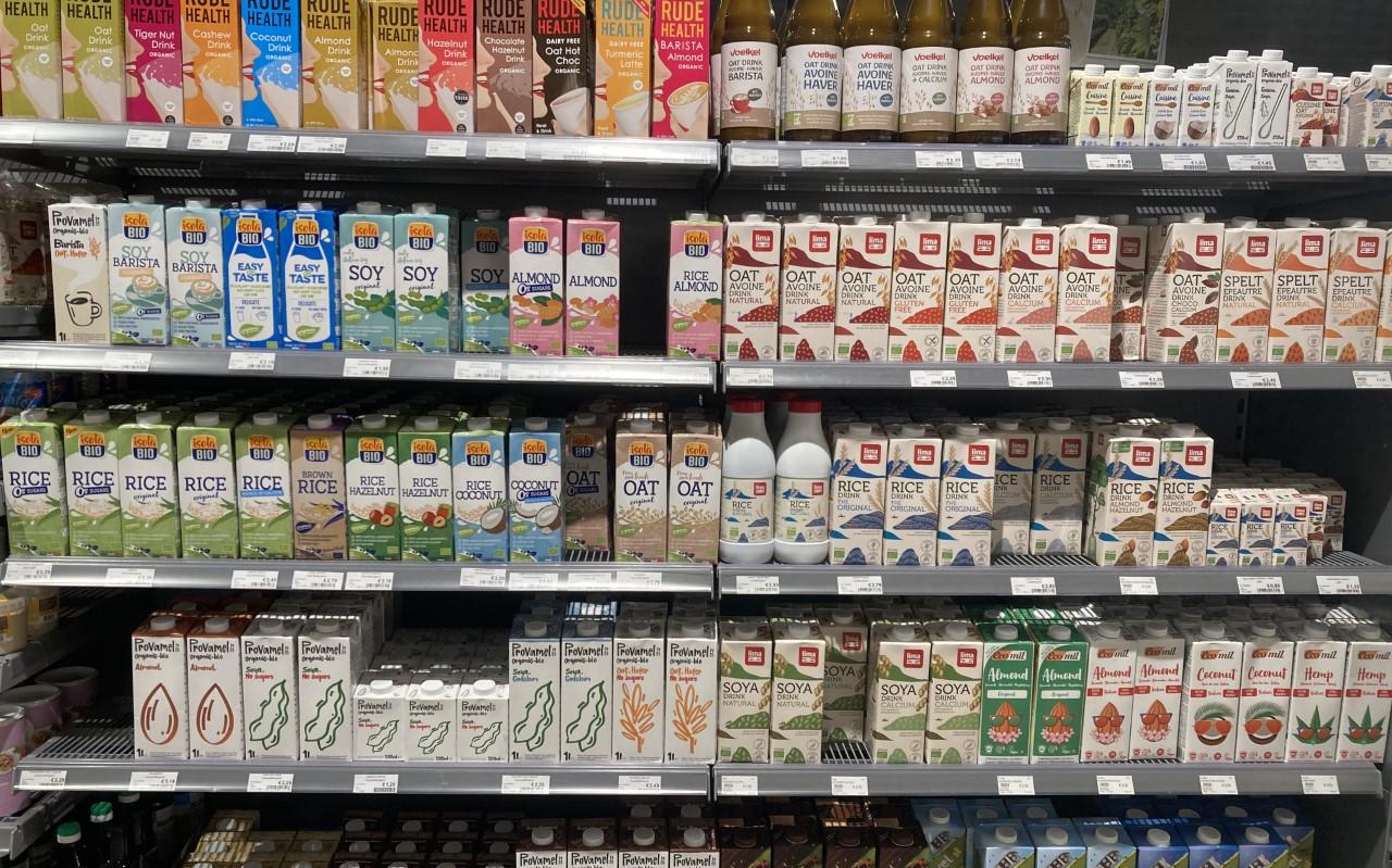 Melkvervangers rukken op in de supermarkt. Melkvervangers rukken op in de supermarkt.
