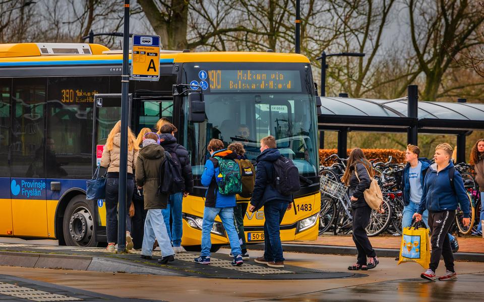 Scholieren bij een nieuwe Qbuzz, in Sneek, 17 december 2024. 