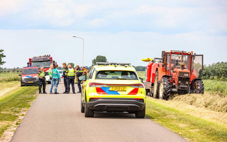 Een persoon is dinsdag overleden nadat die vast kwam te zitten in een balenpers bij Oosterzee.