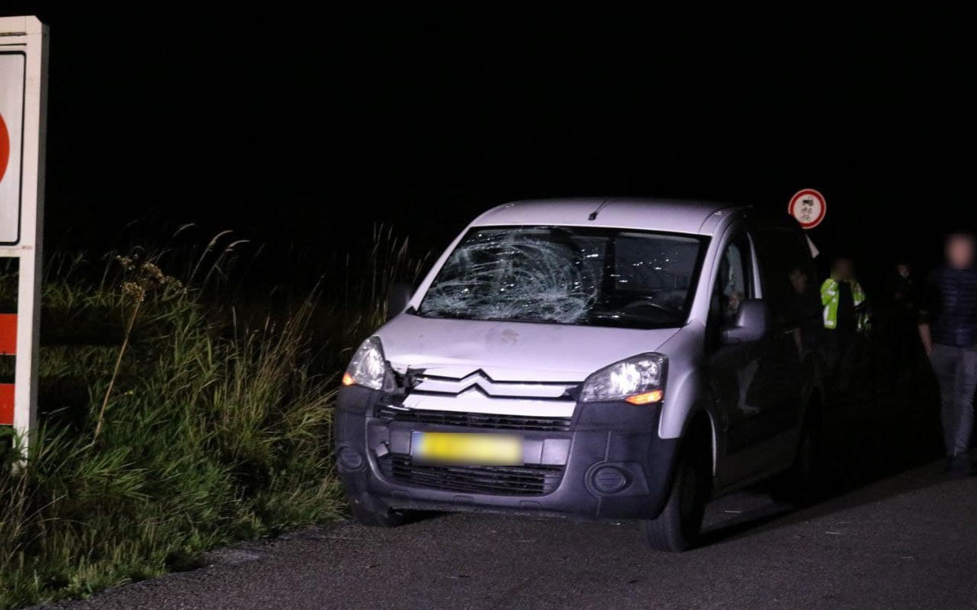 Op de parallelweg langs de Litswei bij Rottevalle is donderdagavond een voetganger die zijn hond uitliet gewond geraakt na een aanrijding met een auto. De hond overleefde het ongeluk niet