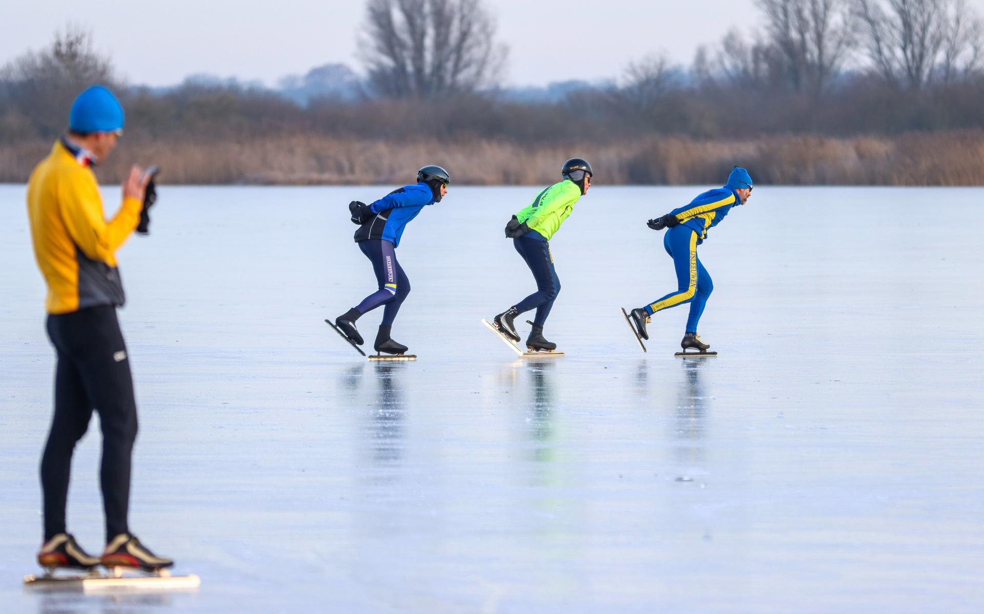 Het was 18 december op de Groote Wielen bij Leeuwarden een komen en gaan van schaatsers, evenals op andere meren en polders. 