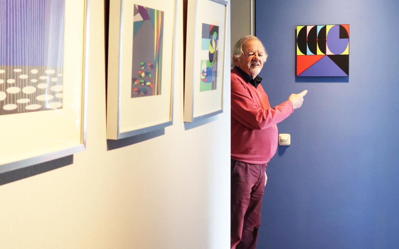 Teake Visser (84) uit Leeuwarden maakt tekeningen op zijn computer.