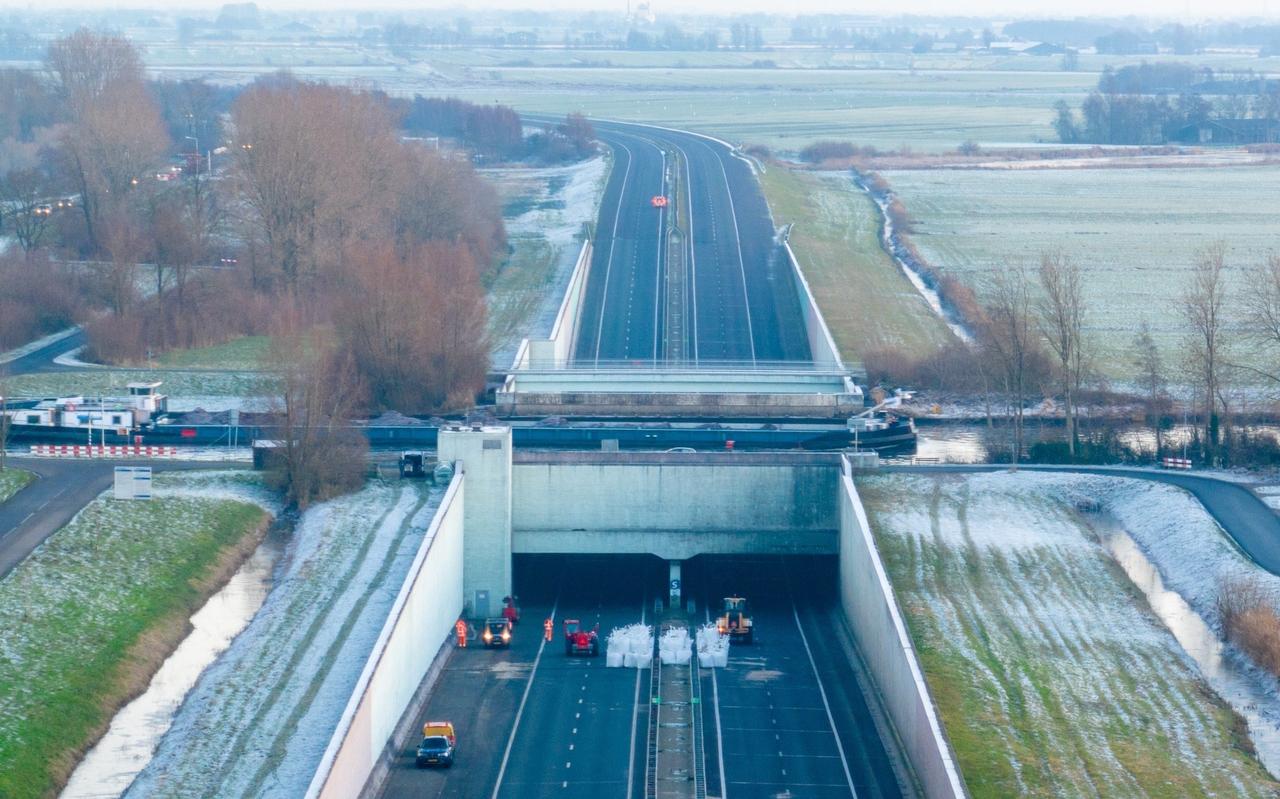 De probleemplek in het aquaduct in de A7 tussen Joure en Sneek. De probleemplek in het aquaduct in de A7 tussen Joure en Sneek.