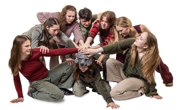 Jongeren laten zien wat FOMO is in nieuwe dansvoorstelling in Leeuwarden: ‘Het kan je juist wakker s