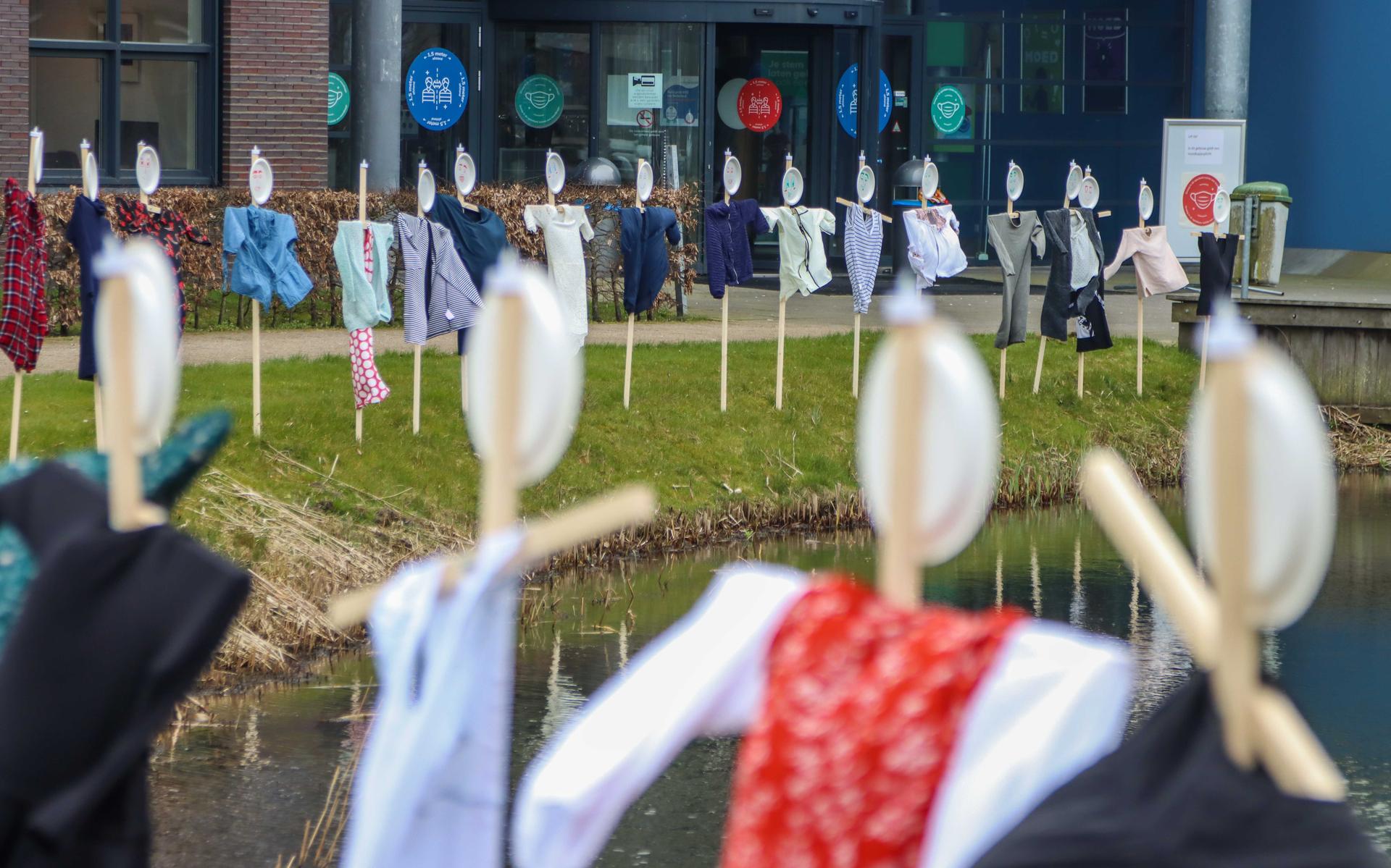 De 4222 poppen voor 'Kamp Morra' zijn klaar - Leeuwarder Courant