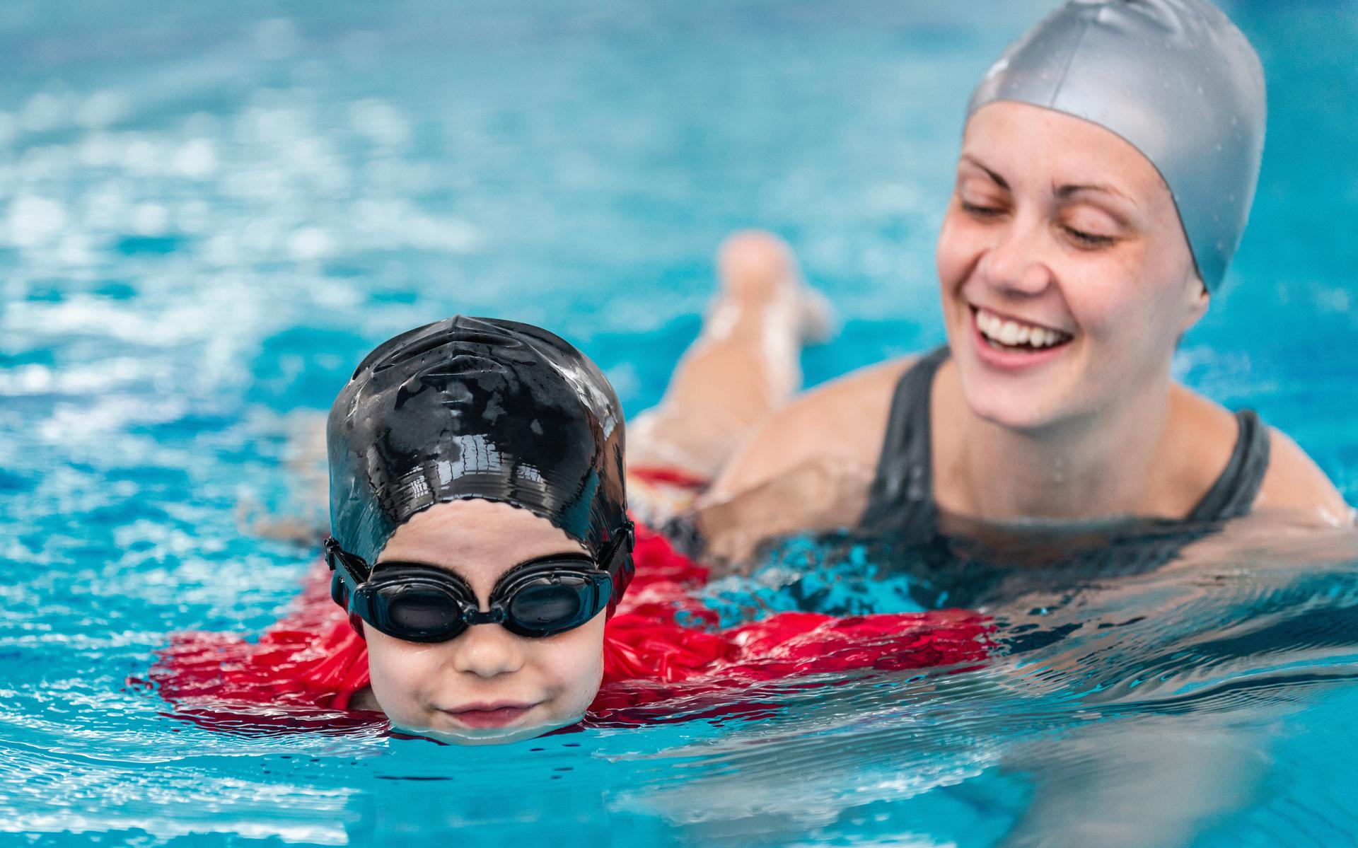 Afsnijden waarschijnlijkheid Uithoudingsvermogen Moeders verhuizen hun kinderen van officiële zwemles naar privé zwembad  vanwege strenge corona maatregelen - Leeuwarder Courant
