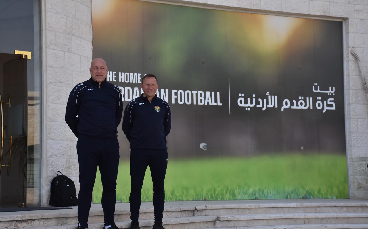 Alexander Zwiers (links) en Peter Meindertsma voor het hoofdkantoor van de Jordaanse voetbalbond in Amman. Foto JFA