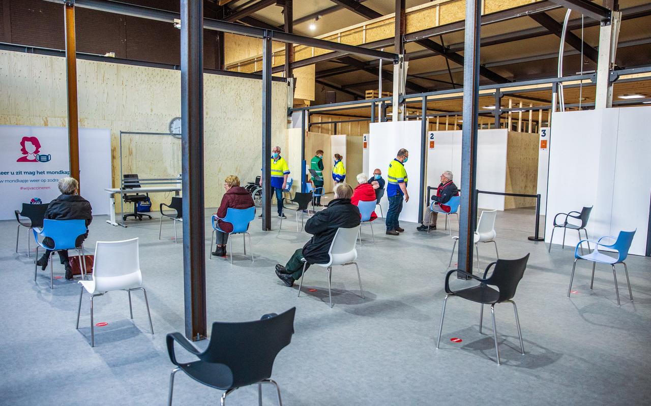 Net geprikte ouderen in de wachtruimte van de vaccinatielocatie in Heerenveen. Ze moeten daar volgens protocol een kwartier blijven, mocht er een zeer zeldzame allergische reactie plaatsvinden. Net geprikte ouderen in de wachtruimte van de vaccinatielocatie in Heerenveen. Ze moeten daar volgens protocol een kwartier blijven, mocht er een zeer zeldzame allergische reactie plaatsvinden.