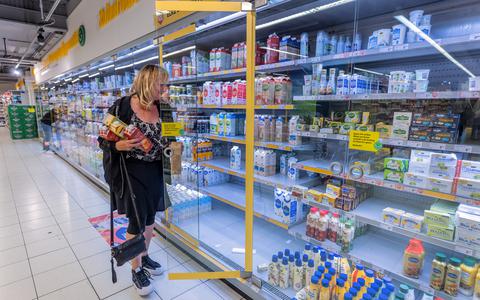De blokkades van boeren bij distributiecentra zorgen voor lege schappen in supermarkten. Vooral verse producten zijn moeilijk te verkrijgen. De Jumbo van Sneek heeft er ook last van, vooral het aantal versproducten wordt minder.