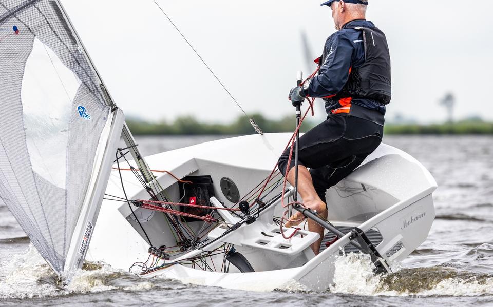 Arnold Jippes, op blote voeten, in zijn Solo tijdens de sprintwedstrijden van de Kleine Sneekweek.