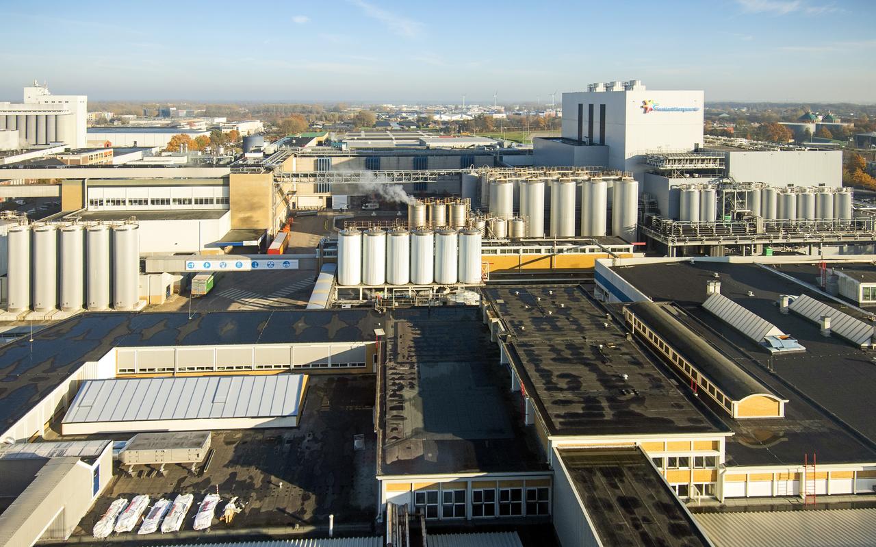 Het zuivelcomplex van FrieslandCampina in Leeuwarden. Het zuivelcomplex van FrieslandCampina in Leeuwarden.