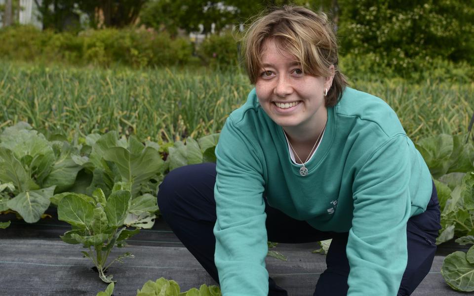 Student Eva Stallinga doet mee met alle klusjes op De Doarpstún.