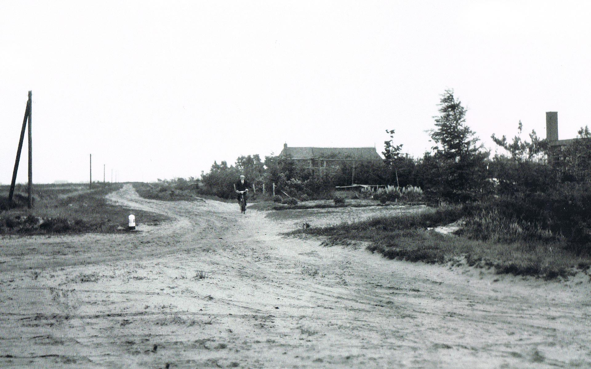 Grenspaal en zandvlakte bij de boerderij (geheel rechts) in 1936.