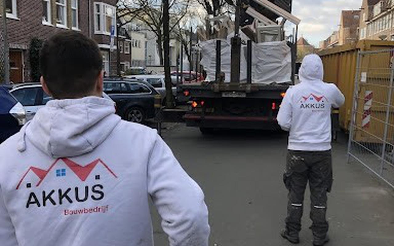 De mannen van Bouwbedrijf Akkus begonnen in maart met een groot gevelrenovatieproject in de Amsterdamse Kinderdijkstraat.