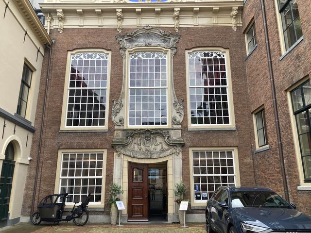 Koning verleent eervol ontslag aan anonieme burgemeester van Leeuwarden