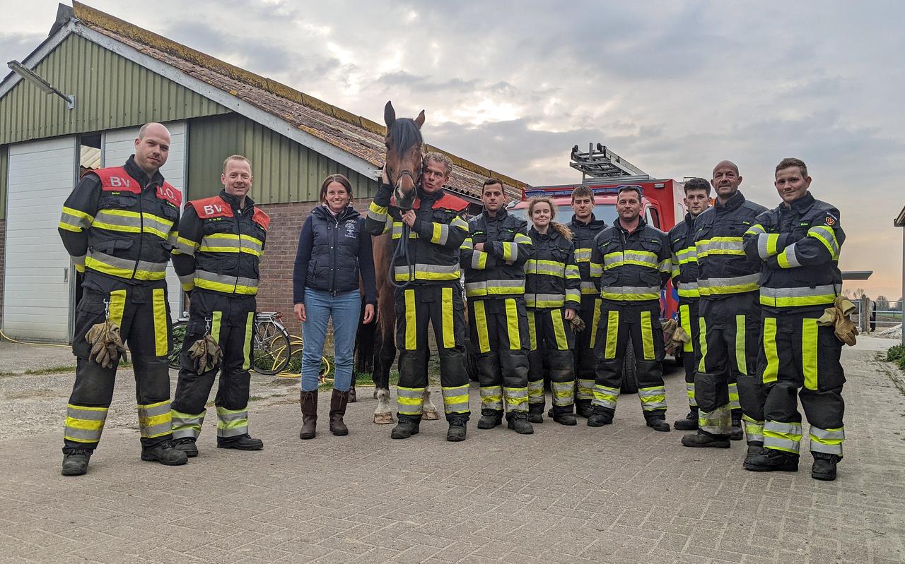 Het brandweerkorps van Sloten is bedankt voor het redden van Moshe Het brandweerkorps van Sloten is bedankt voor het redden van Moshe