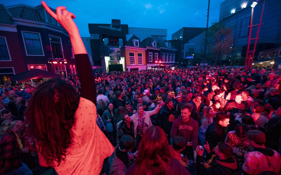 Een hossende menigte in Leeuwarden op Koningsdag in 2022. Wat als je geen zin in deze drukke menigte hebt?