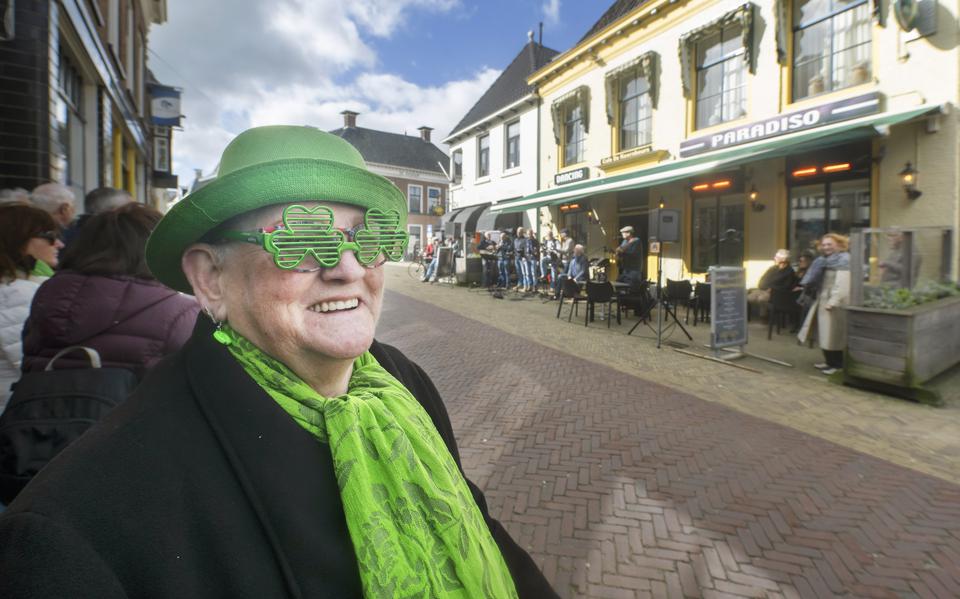 Tine Koopmans uit Holwert heeft zich met groene accessoires uitgedost voor Saint Patrick's Day in Kollum.