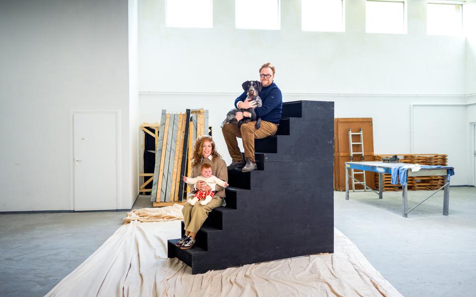 Fabian Jansen en zijn vrouw Leonoor met dochter en hond in hun filmstudio en dagbesteding in wording.