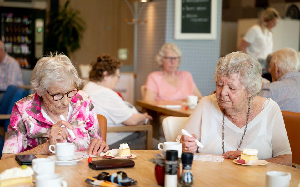 Ginny de Jong-Bouwhuis (84) (links) is geconcentreerd bezig met haar bingokaart.