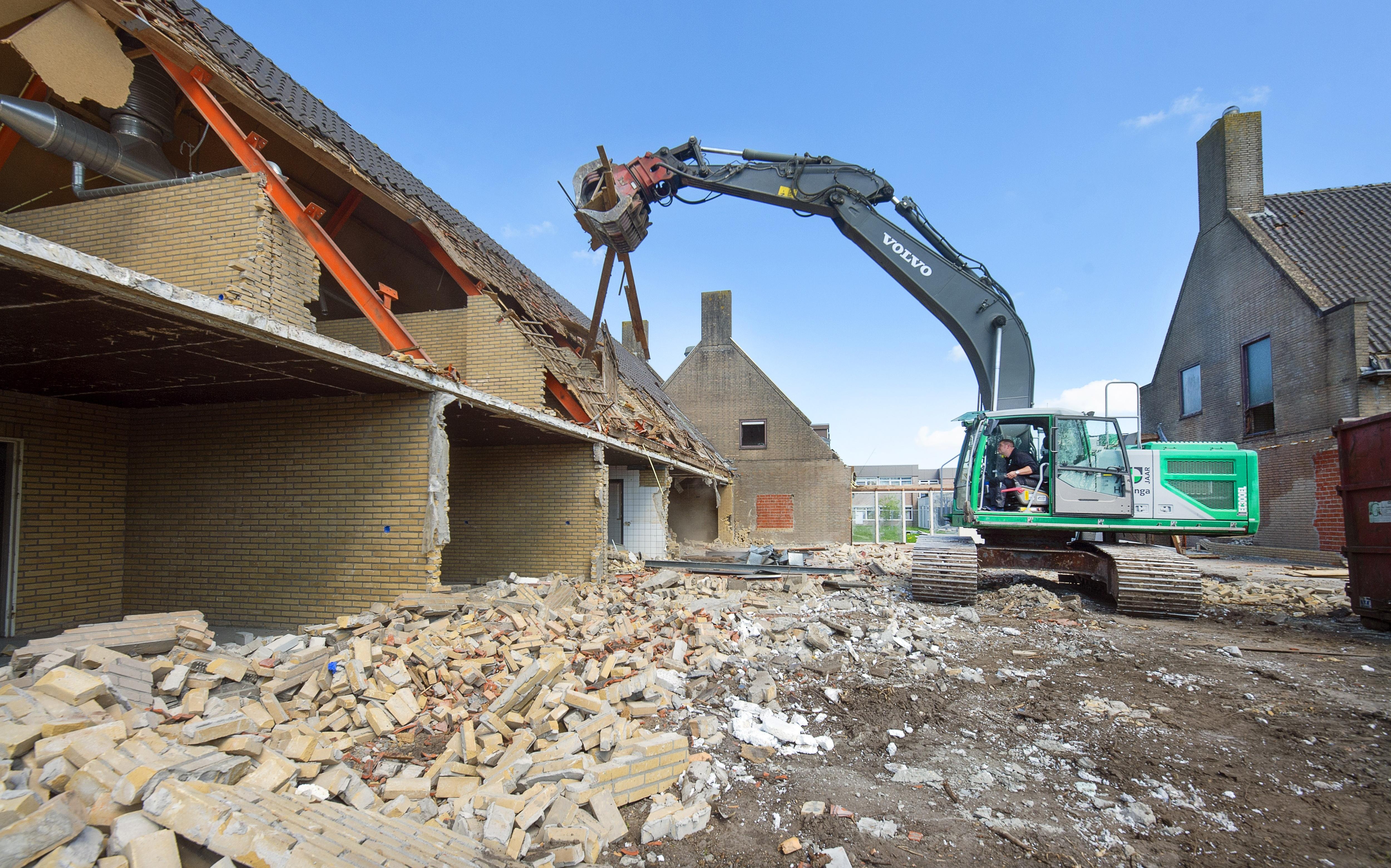 Roemrucht logeergebouw van voormalige praktijkschool in Oentsjerk maakt plaats voor 44 bedrijvenunit