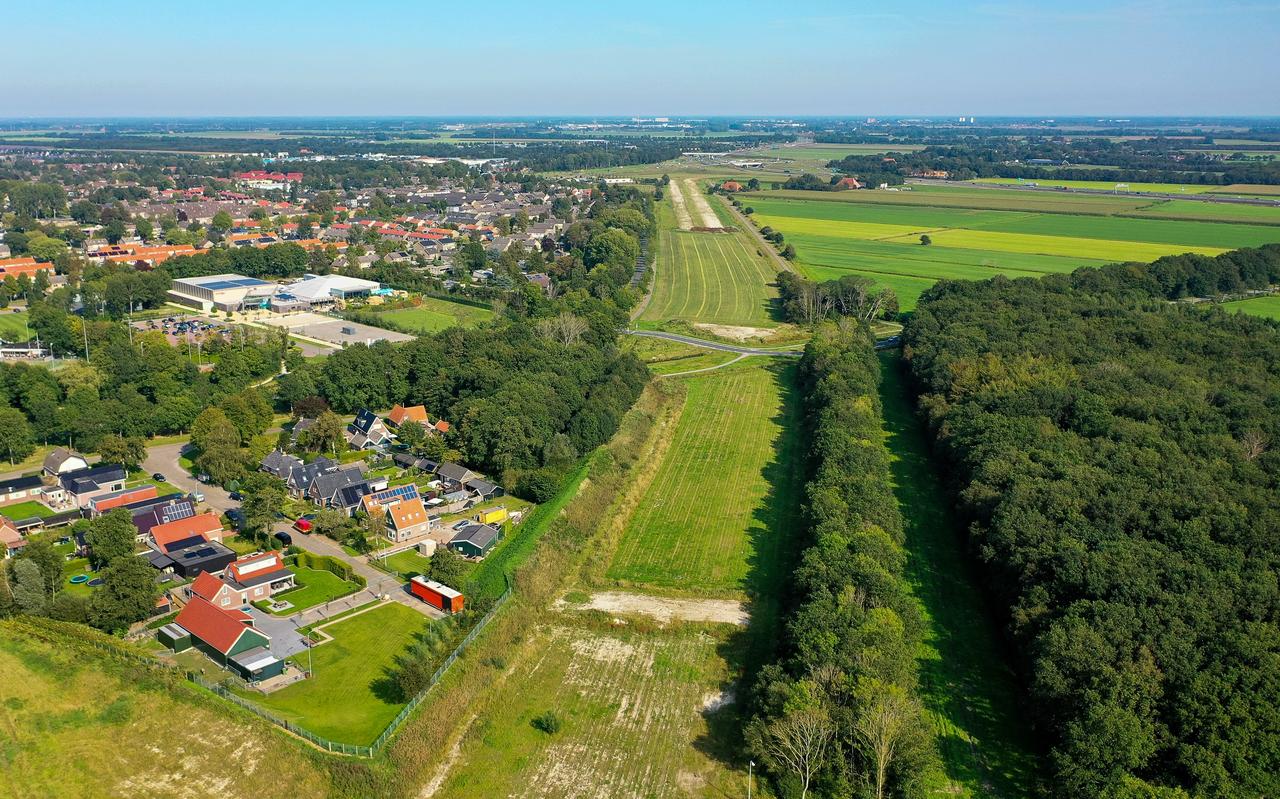 De rand van Joure met bovenin het stuk voormalige snelweg waarop de huizen gebouwd zouden kunnen worden. De rand van Joure met bovenin het stuk voormalige snelweg waarop de huizen gebouwd zouden kunnen worden.