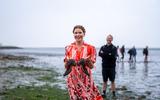 Actrice Tjitske Reidinga bezocht voor de nieuwe campagne van Merk Fryslân tal van plekken in Friesland. Ook ging ze wadlopen. FOTO MARCO BOTTENBERG VIDEOBROUWERS