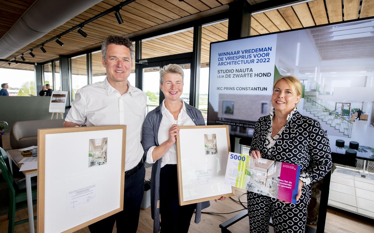 Winnaars architect Jan Nauta en opdrachtgever directeur Rita de Groot van IKC Prins Constantijn krijgen uit handen van  gedeputeerde Avine Fokkens de Vredeman de Vriesprijs voor architectuur.