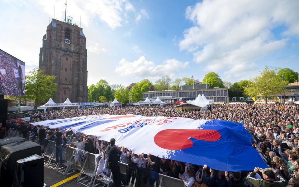 Het '5 mei-moment': een enorm doel met de tekst 'Fryslân fiert frijheid mei-elkoar', over het publiek uitgespreid.