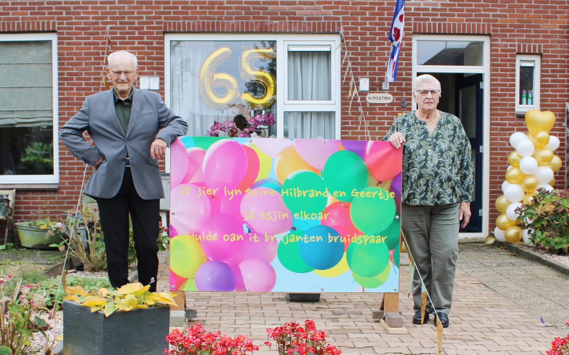 Hilbrand en Geertje Postma uit Woudsend 65 jaar een paar. Geertje 'mei net klaaie' en Hilbrand is 'n