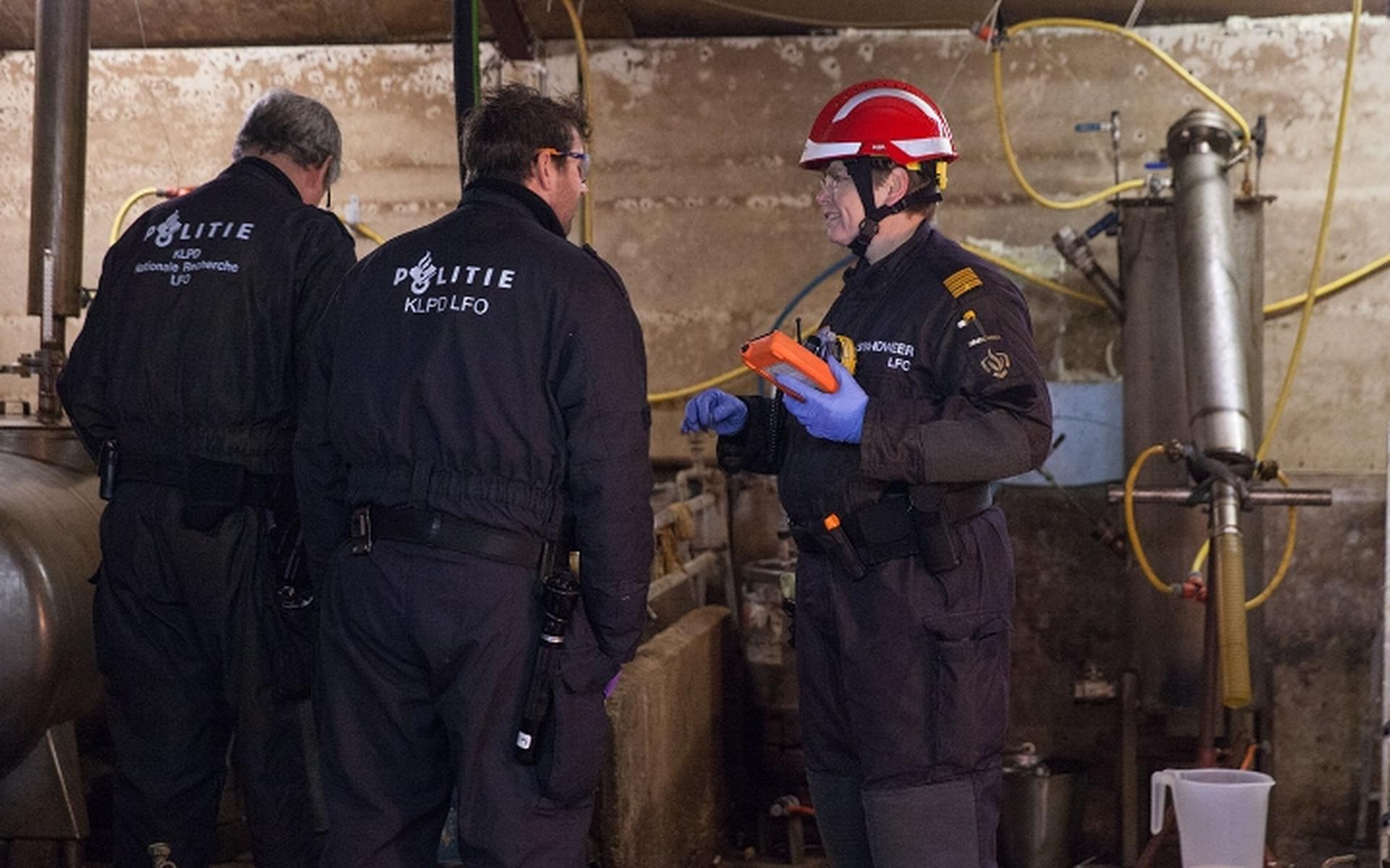 Agenten op onderzoek in een drugslab (niet het lab in Leeuwarden).