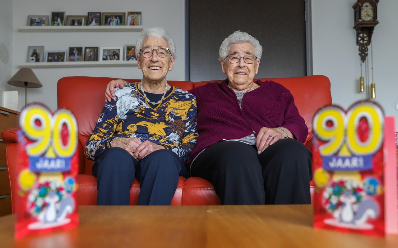Tweelingzussen Eesje en Janny Schotanus zijn donderdag 90 jaar geworden.