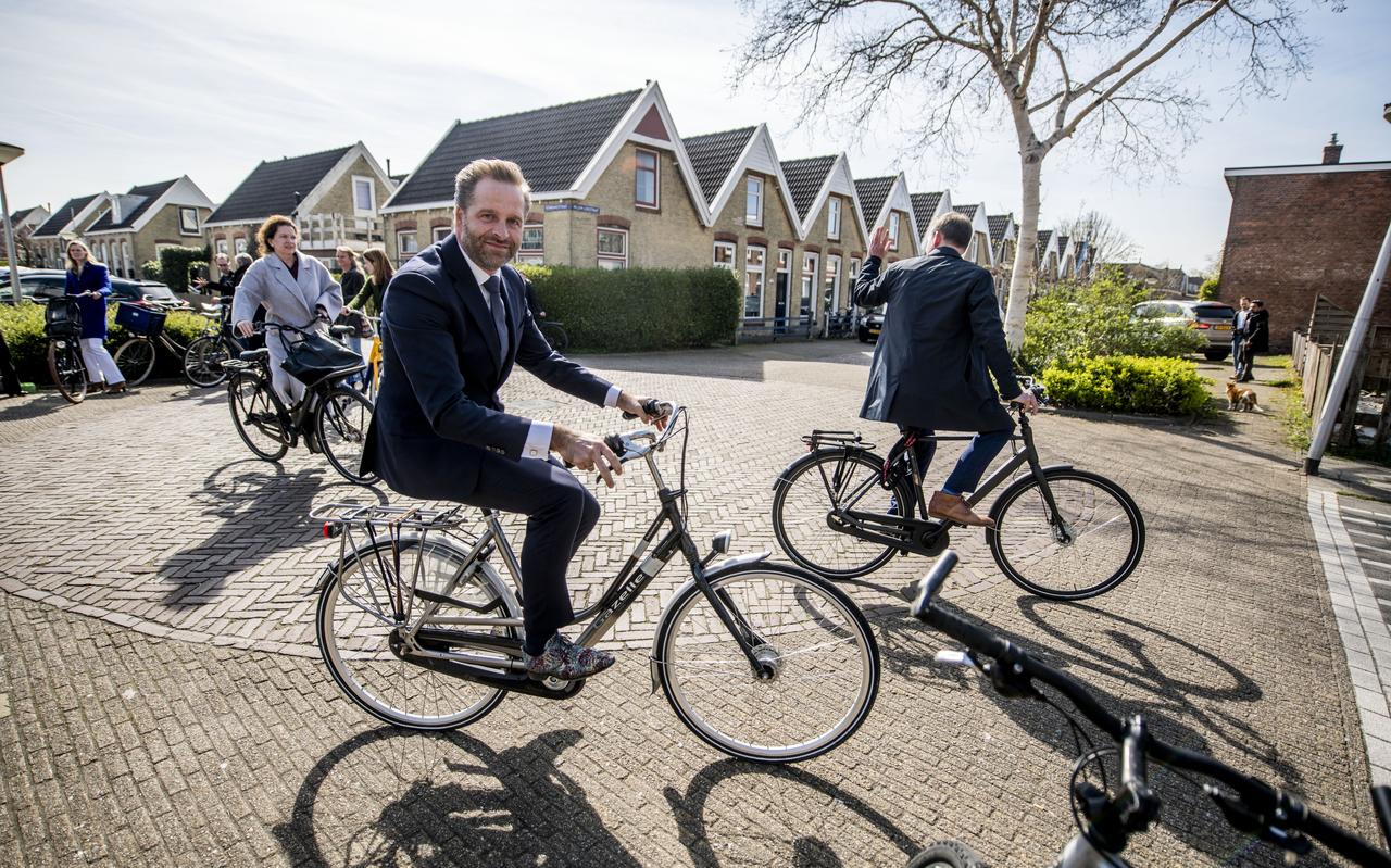 Opkoop van goedkope huizen door beleggers staat vooral in de Vlietzone onder vuur. Minister Hugo de Jonge van Volkshuisvesting nam er vorig jaar een kijkje. Opkoop van goedkope huizen door beleggers staat vooral in de Vlietzone onder vuur. Minister Hugo de Jonge van Volkshuisvesting nam er vorig jaar een kijkje.