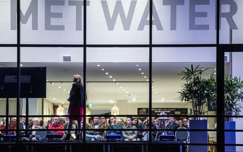 Dijkgraaf Luzette Kroon vertelt in het werkcafé van Wetterskip Fryslân over water en de toekomst.