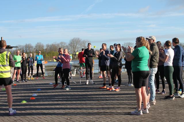 Feest bij derde verjaardag Parkrun Sneek, een wekelijks hardlooprondje bij de Snitser Mar. ‘Ik vind 