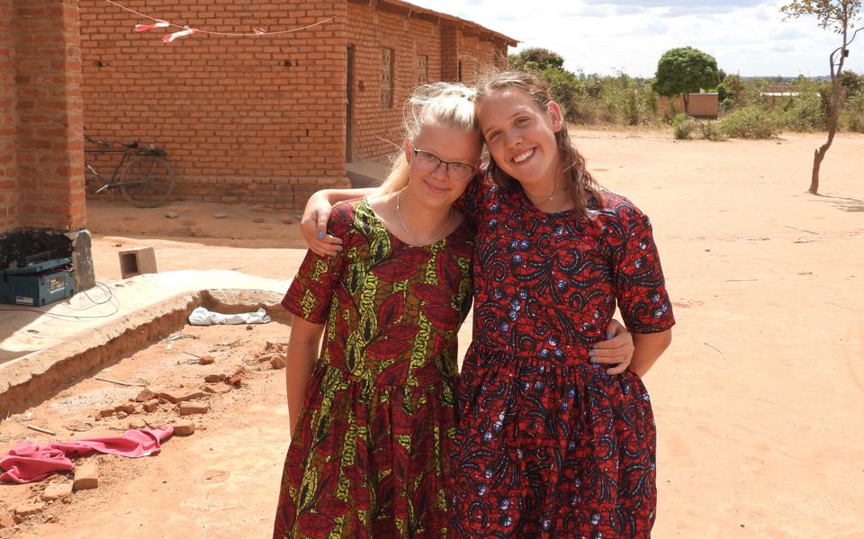 Ilse Cuperus (l) en Nora Visser in Malawi vorig jaar
