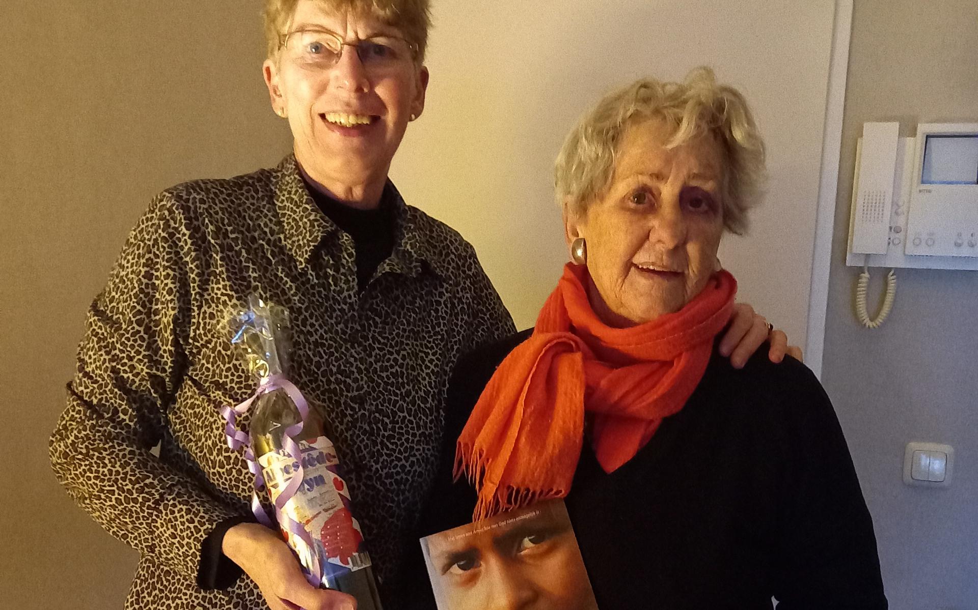 Links Tine Hoekstra met naast haar mevrouw Thea Giliams, die de 6000ste zwachtel inleverde voor de Leprazending Nederland.