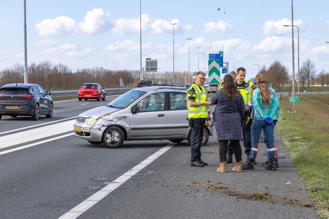 LIVE | Auto over de kop op A32 & vrouw gewond door botsing tegen boom in Joure