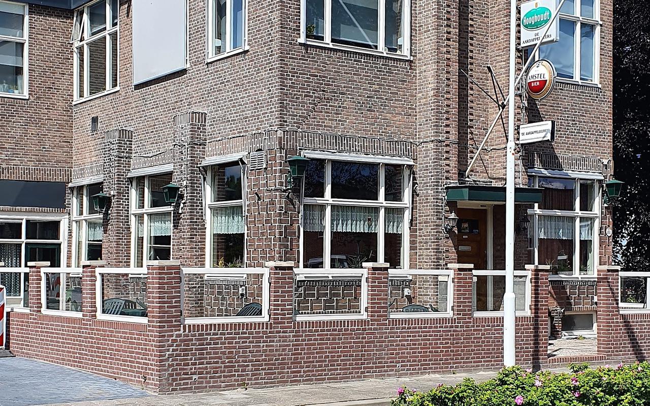 De Aardappelbeurs in Sint Jacobiparochie, in 1925 gebouwd. Ontworpen in een strakke 'Amsterdamse schoolarchitectuur' door architect Piet de Vries.