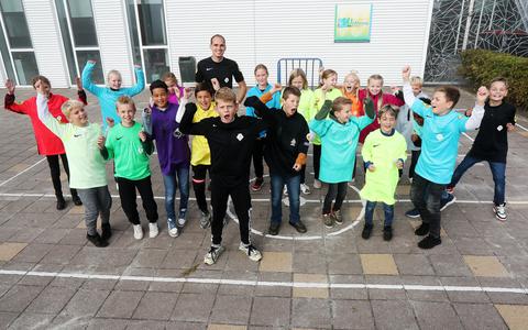 'Zijn' leerlingen in Hurdegaryp zijn trots op Wouter Wiersma, die als scheidsrechter gaat debuteren in het betaalde voetbal.