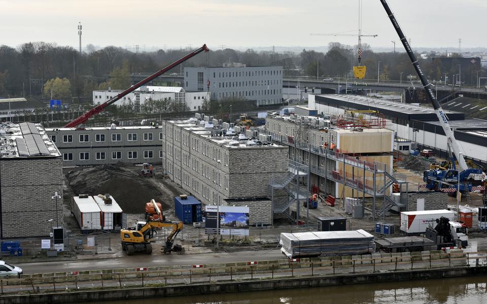 De nieuwe noodwoningen in aanbouw langs de Snekertrekweg in Leeuwarden. De bouw pakte duurder uit.