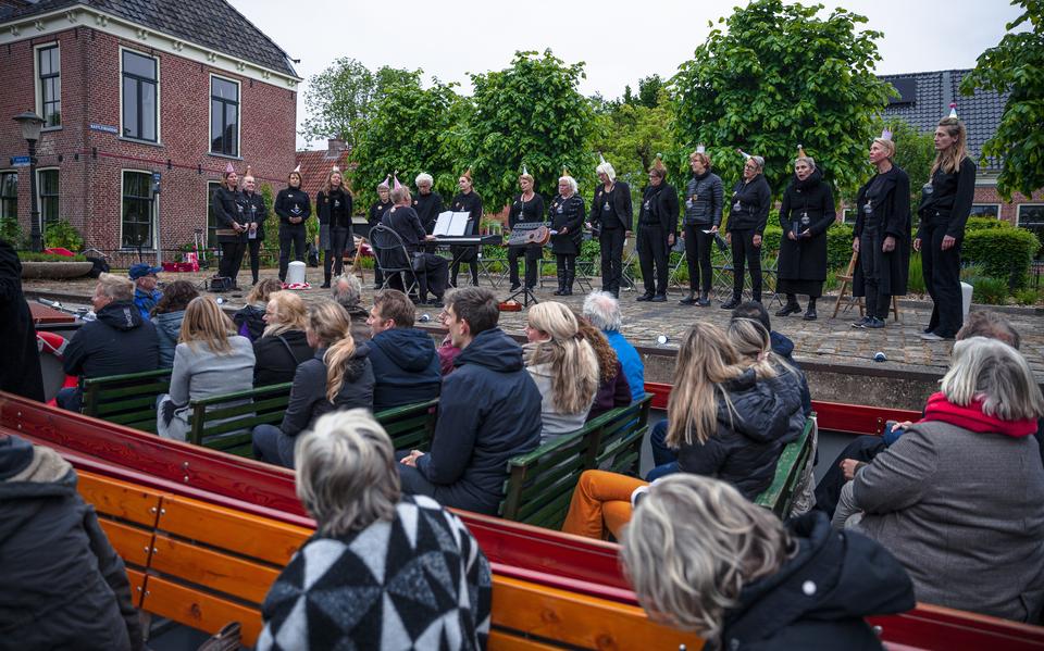 Het Leeuwarder klaagkoor in actie op de oever van de Dokkumer Ie in Snakkerburen.