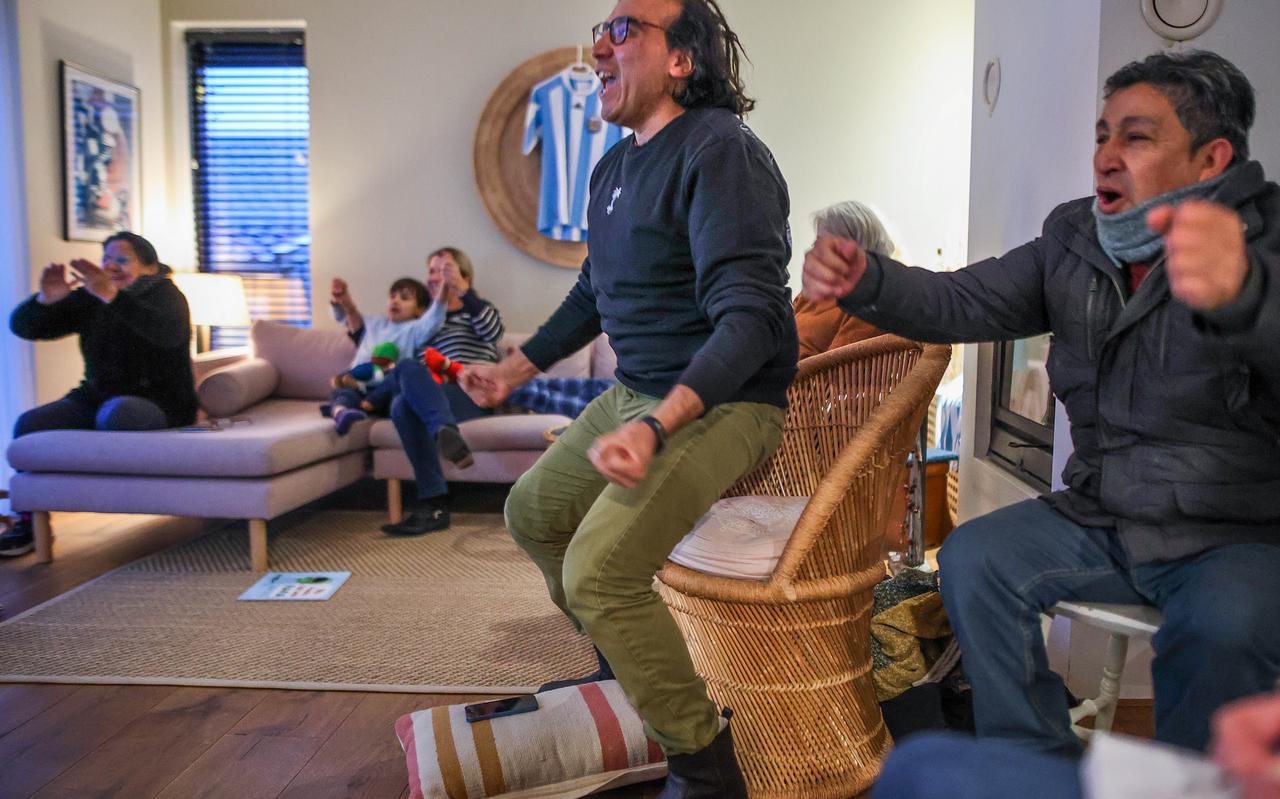 Horacio Soria (middenvoor) juicht als Lionel Messi een penalty benut. Speciaal voor de strafschop is zijn moeder Maria Isabel naar de kamer gekomen en zij zit links op de bank te klappen. Naast Soria steekt zijn stiefvader Oscar de handen in de lucht. Soria's partner Tynke zit tussen hun twee zoons Figo en Diede op de bank. Horacio Soria (middenvoor) juicht als Lionel Messi een penalty benut. Speciaal voor de strafschop is zijn moeder Maria Isabel naar de kamer gekomen en zij zit links op de bank te klappen. Naast Soria steekt zijn stiefvader Oscar de handen in de lucht. Soria's partner Tynke zit tussen hun twee zoons Figo en Diede op de bank.