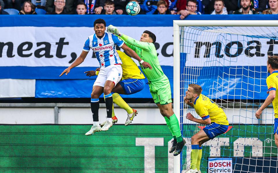 Cambuur-doelman Joao Virginia tast tijdens het seizoen 2022/23 mis tegen SC Heerenveen, waardoor Amin Sarr kan scoren. 
