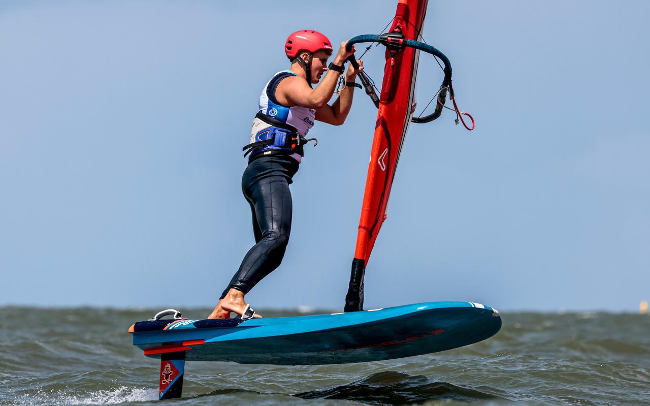 Foilsurfer Hidde van der Meer in actie op het IJsselmeer. Foilsurfer Hidde van der Meer in actie op het IJsselmeer.
