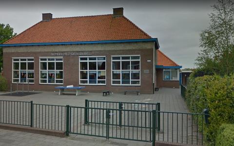Het schoolgebouw in Sondel.