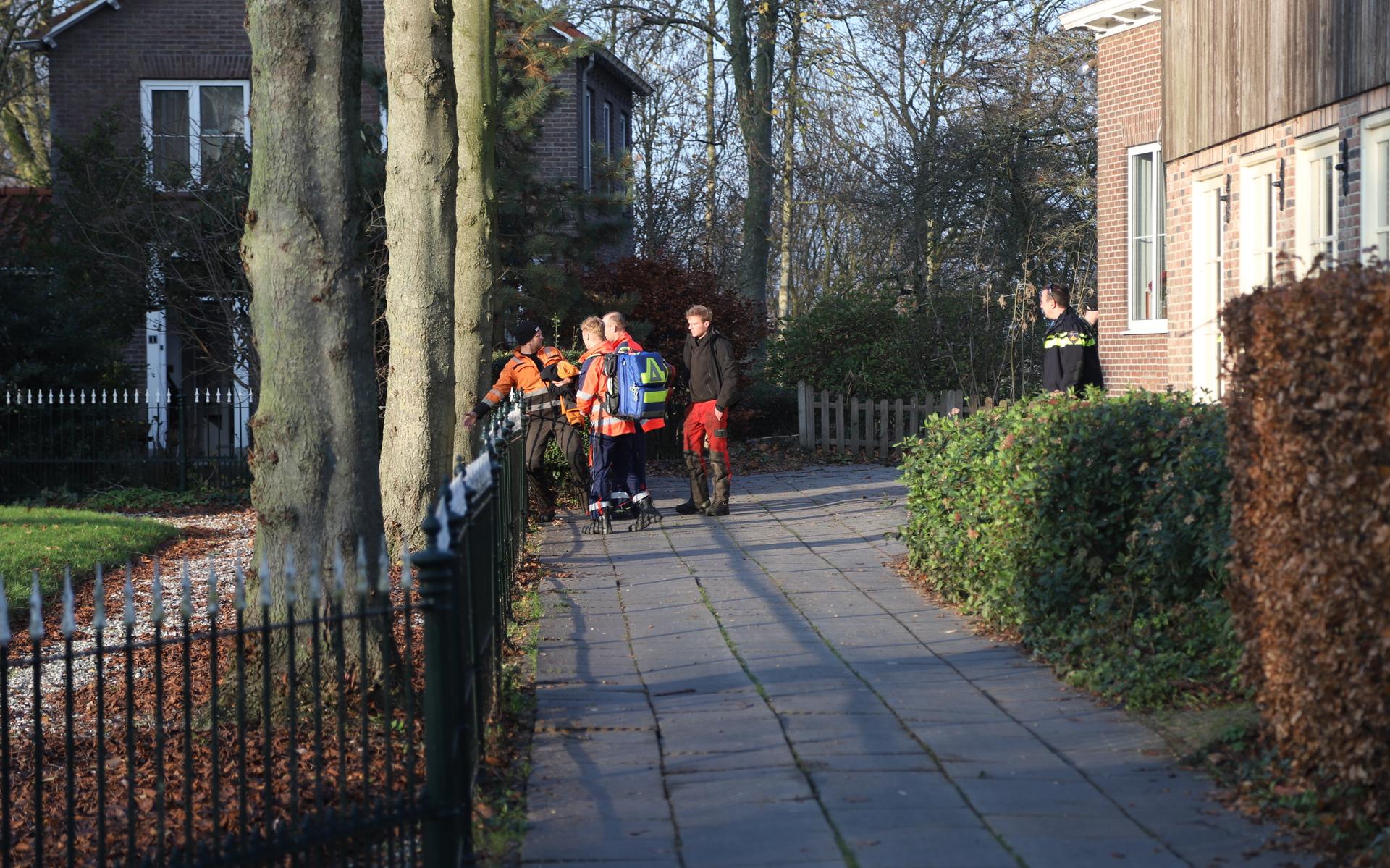 Persoon valt uit boom tijdens snoeiwerkzaamheden in Reduzum, gewonde met spoed naar het ziekenhuis