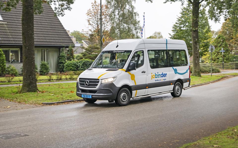 Een taxibusje van Jobinder in Burgum. 