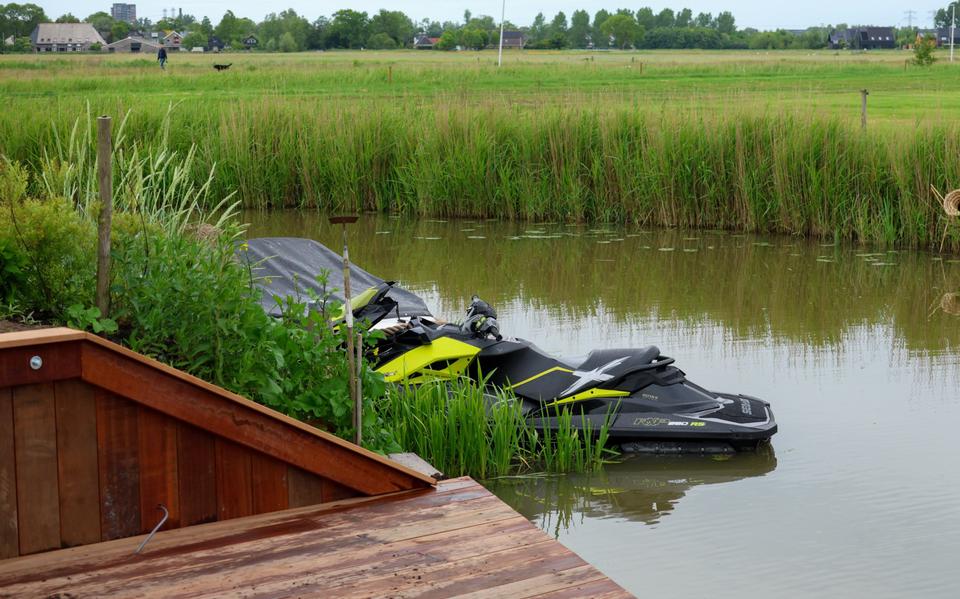 De jetski in het water.